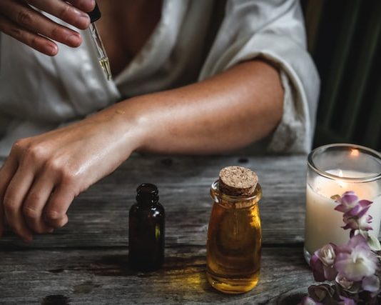 Il sandalo: ecco come viene usato in cosmetica e le sue proprietà